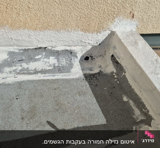 איטום גג עם חומרי איטום לבנים ואפורים